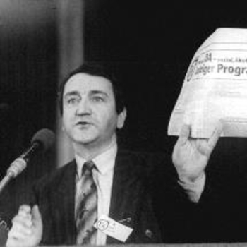 Wolfgang Schnur eröffnet am 16.12.1989 in Leipzig den Gründungsparteitag des  „Demokratischen Aufbruchs“. Foto: Bundesarchiv, Bild 183-1989-1216-021 / Gahlbeck, Friedrich / CC-BY-SA 3.0 [CC BY-SA 3.0 de (http://creativecommons.org/licenses/by-sa/3.0/de/deed.en)], via Wikimedia Commons